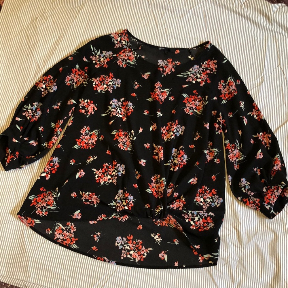Floral scoop neck blouse with twist hem